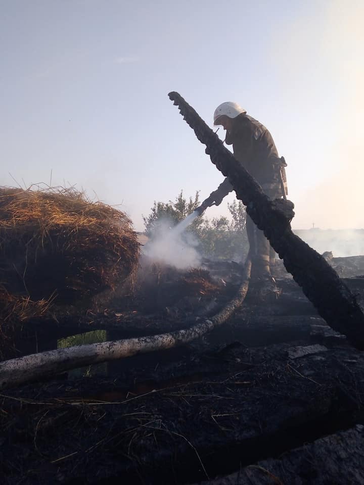 На Рівненщині пожежники рятували сіно в різних районах