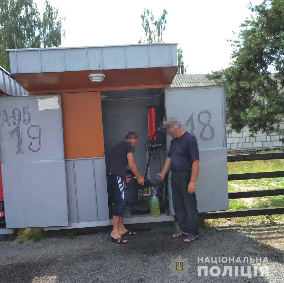 На Рівненщині у приватному господарстві облаштували «тіньову» АЗС