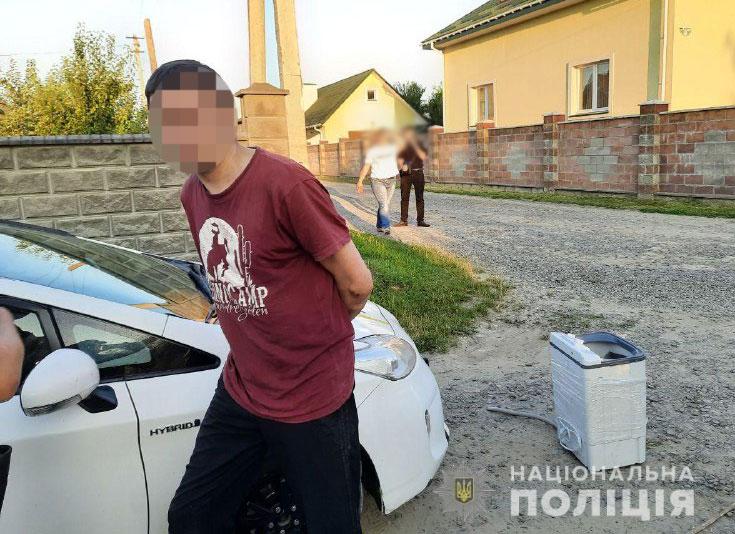 Вчора в Костополі розбивши вікно зловмисники залізли в будинок