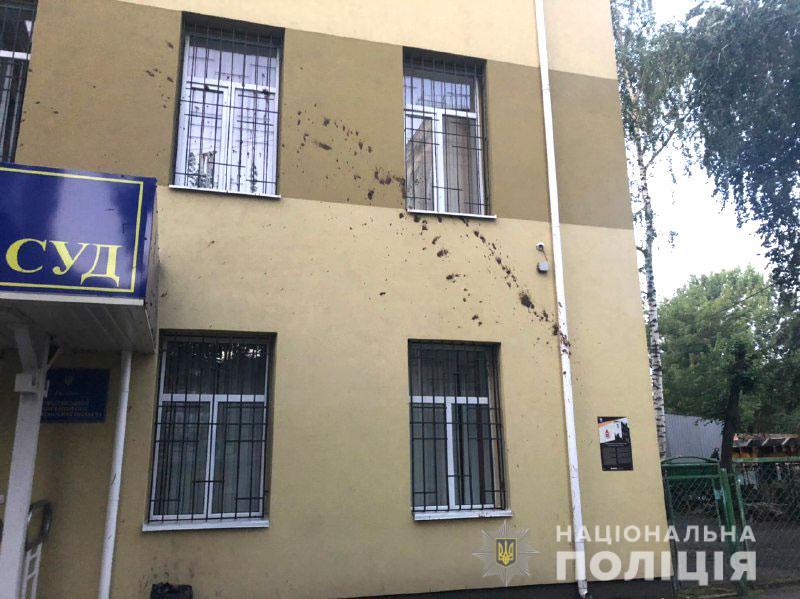 В Рівному уночі чоловік облив фекаліями міський суд