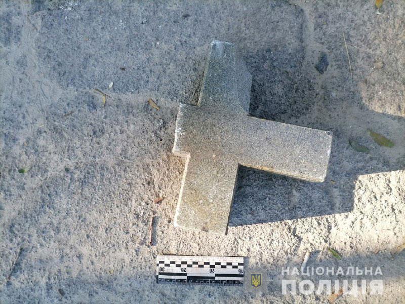 Вандали пошкодили пам’ятники на кладовищі «Грабник» в Рівному