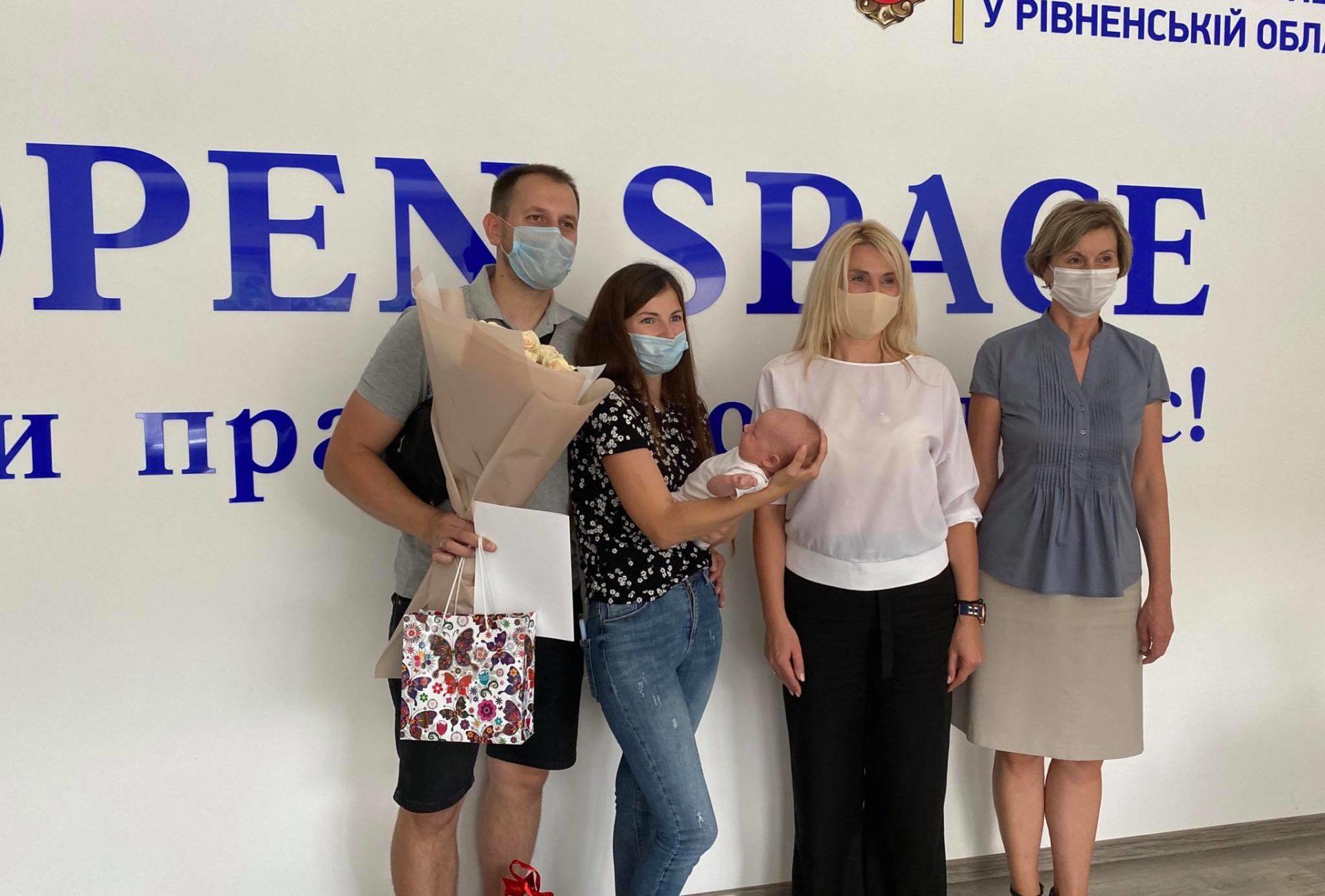 У Рівному 500-те свідоцтво про народження отримала Лія