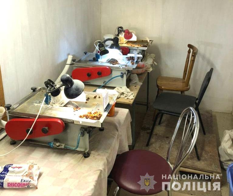 На Рівненщині викрили підпільних цех з обробки бурштину