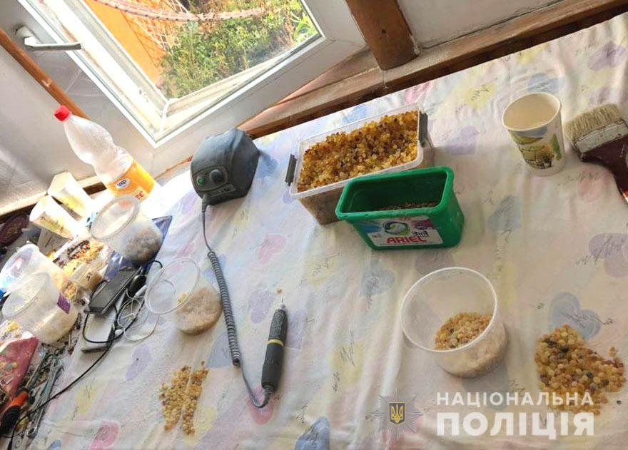 На Рівненщині викрили підпільних цех з обробки бурштину
