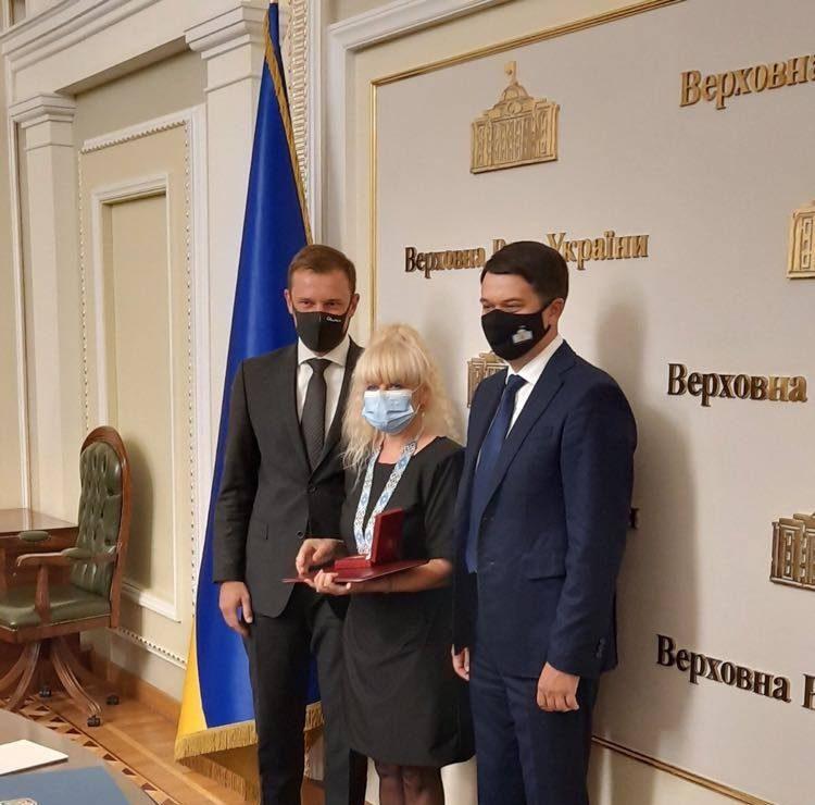 Очільниця Рівненського ліцею отримала нагороду від Дмитра Разумкова