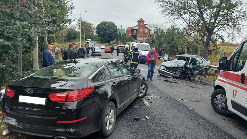 Автотроща у Рівному: рятувальники деблокували водія з понівеченого автомобіля внаслідок ДТП