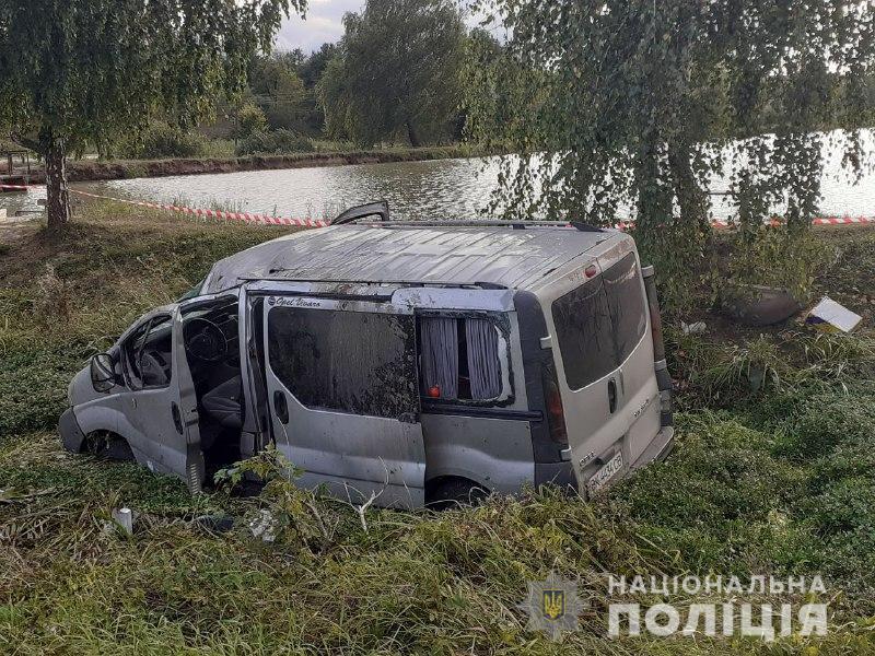 Під час ДТП бус злетів у кювет: чотирьох осіб доставили у лікарню