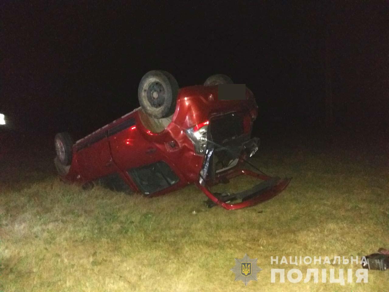 Біля Рівного перекинувся автомобіль, в якому знаходилося четверо осіб