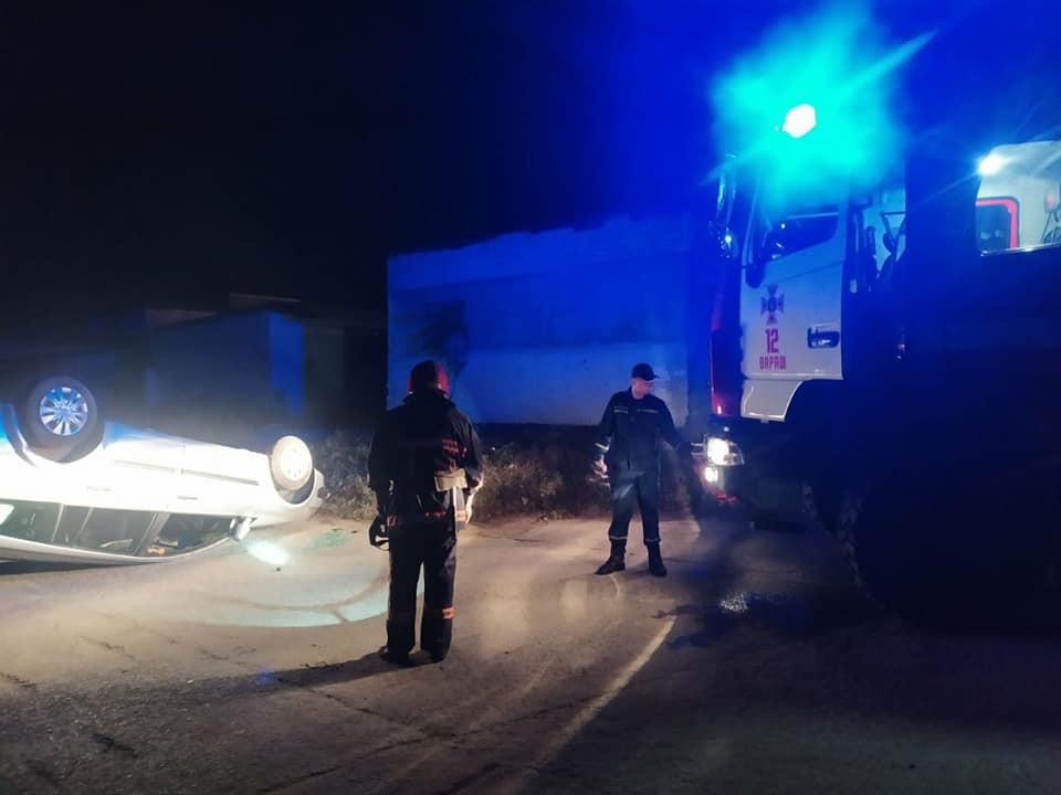 У Вараші перекинувся автомобіль – допомогу надають рятувальники у ліквідації наслідків ДТП