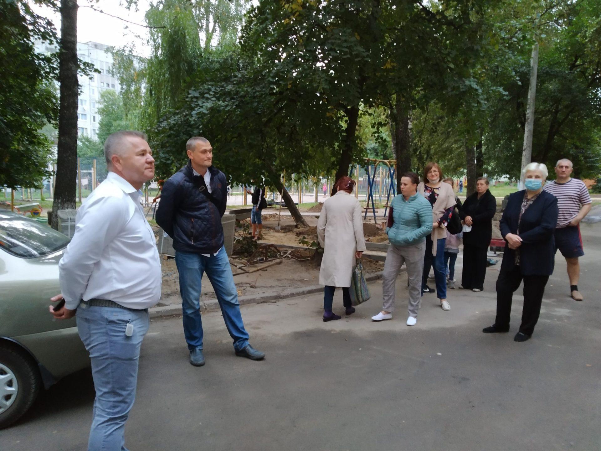 Рівненський двір, який обходили стороною, оновлюється завдяки спільним зусиллям місцевого депутата і громади