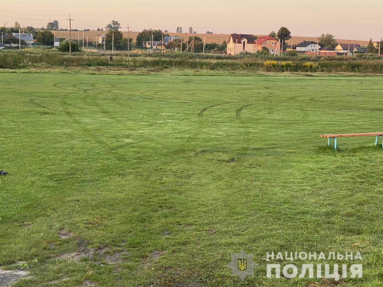 За пошкодження покриття на футбольному полі в Рівненському районі на двох правопорушників поліцейські склали адмінматеріали