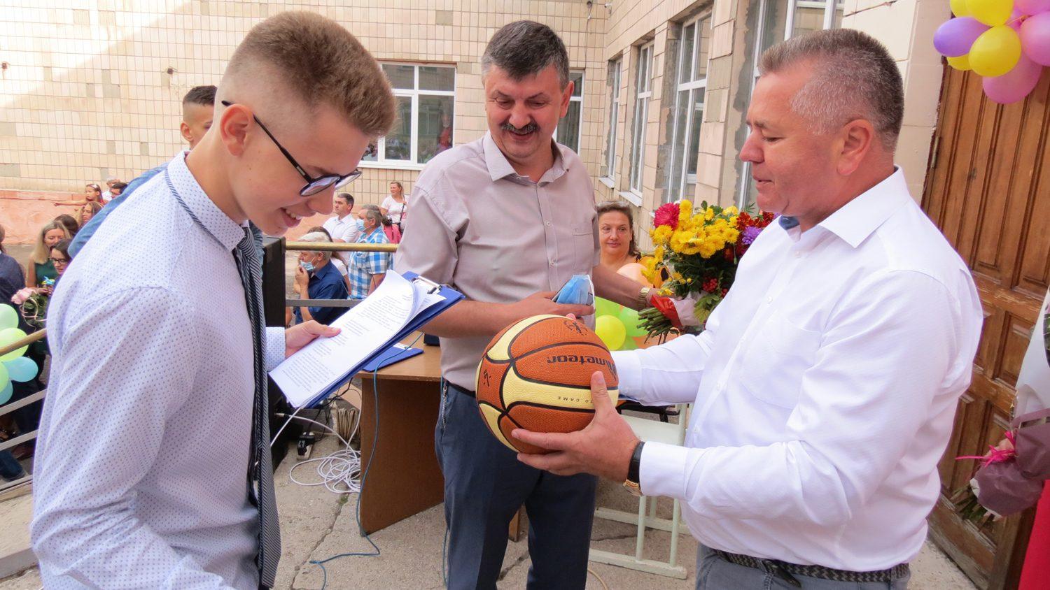На свято з подарунками: Богдан Гапяк і Марʼян Года презентували рівненським школам баскетбольні й футбольні м’ячі