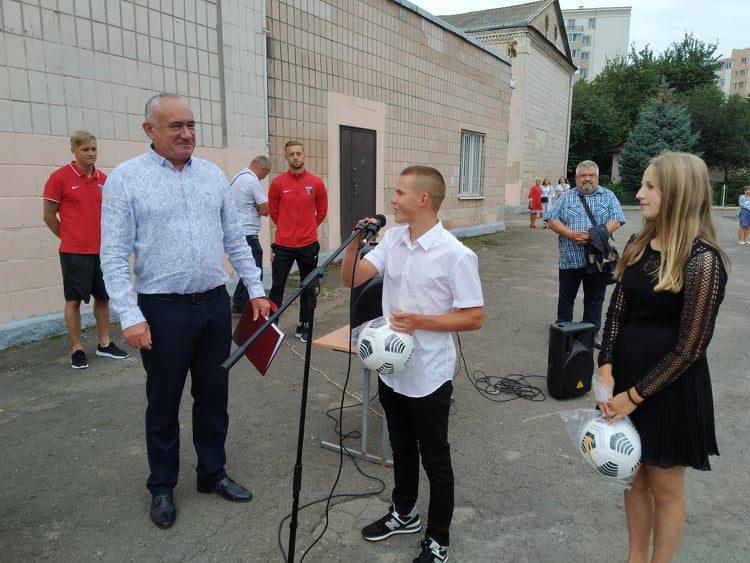 На свято з подарунками: Богдан Гапяк і Марʼян Года презентували рівненським школам баскетбольні й футбольні м’ячі