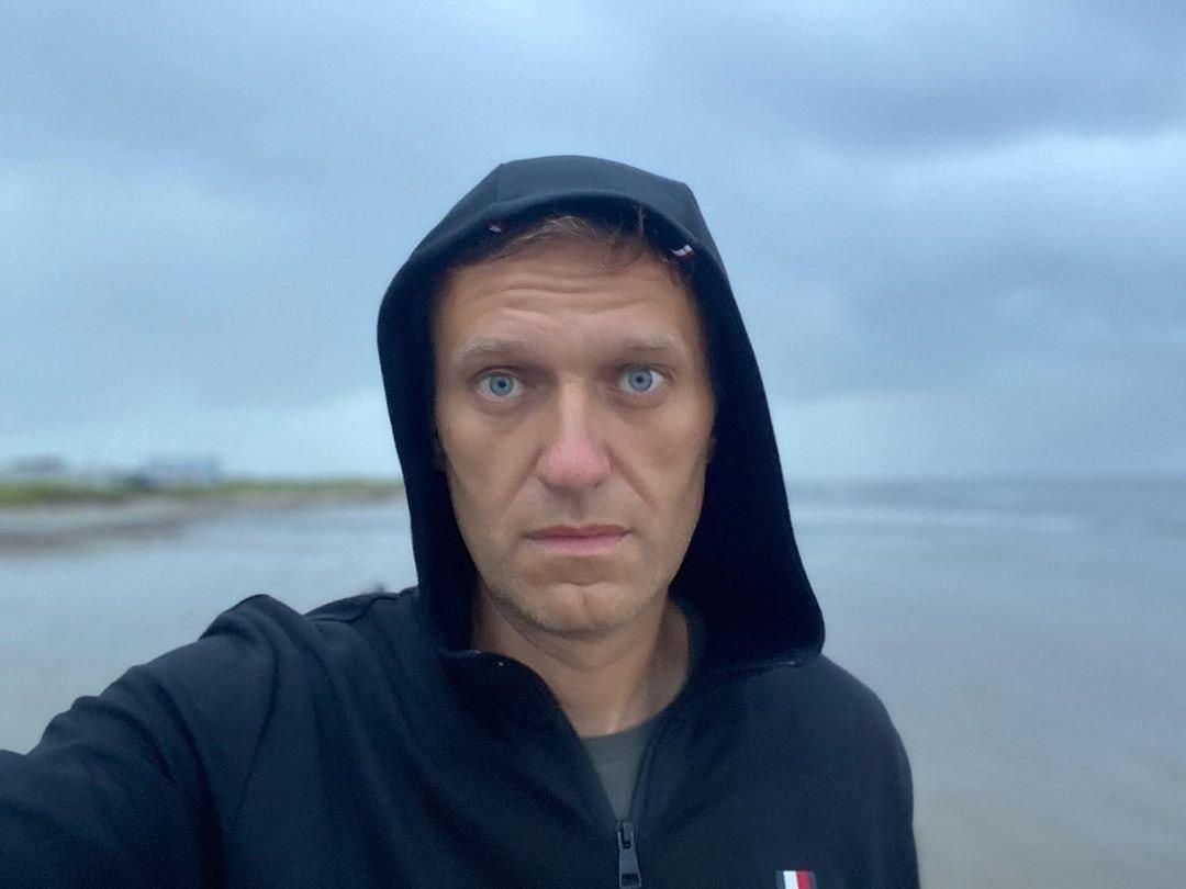 Олексія Навального вивели зі штучної коми