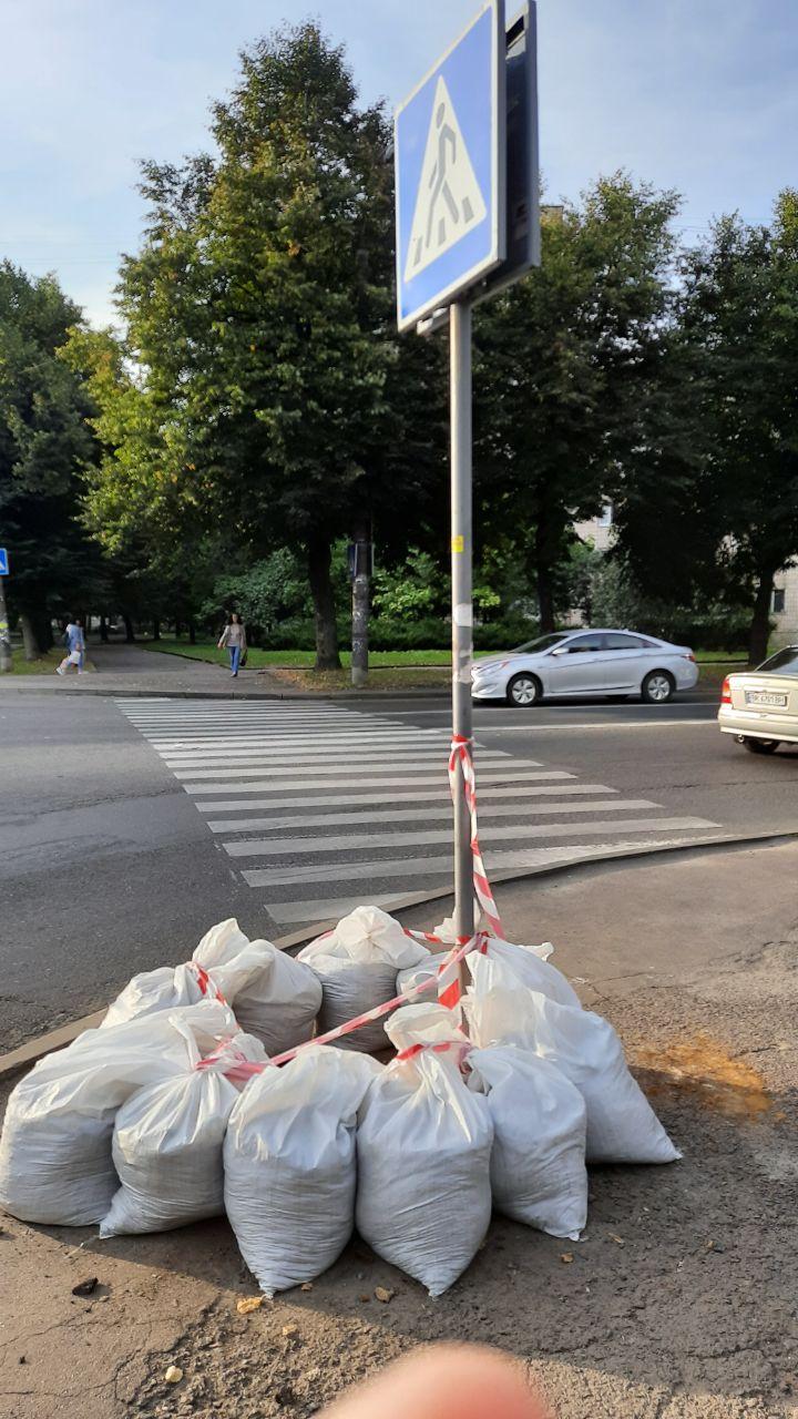 В центрі Рівного посеред тротуарів з’явилися дірки в асфальті