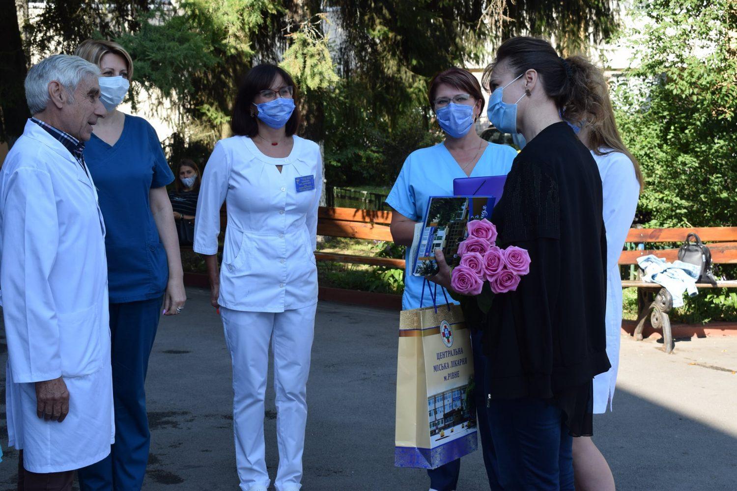 Тисячну пацієнтку, що подолала коронавірус, виписали з Рівненської ЦМЛ