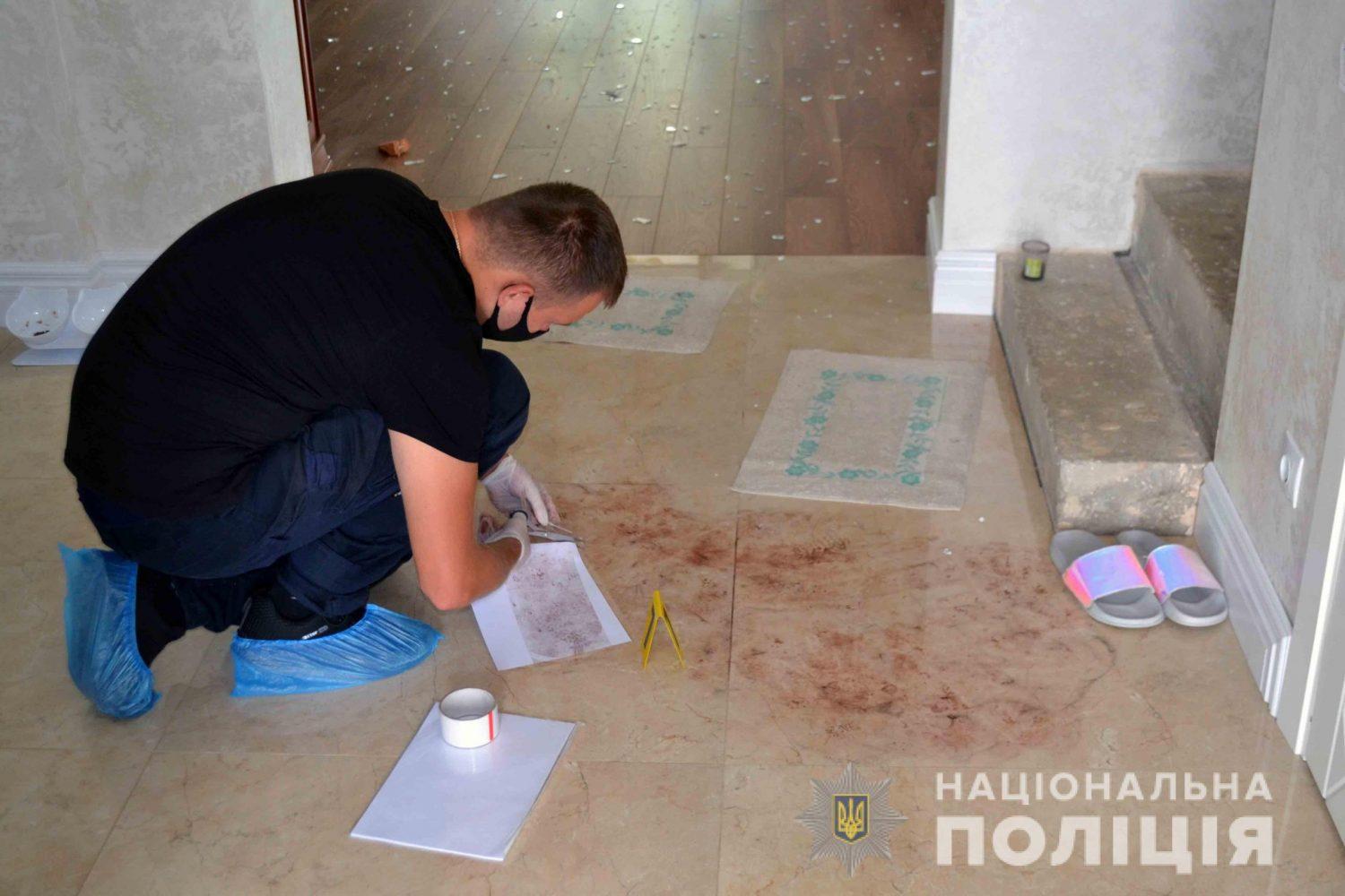 У передмісті Рівного жінка вбила свого чоловіка та поранила доньку-підлітка