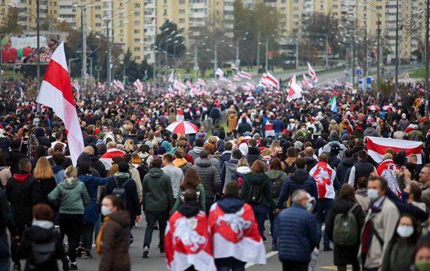 На вулиці Мінська вийшли більш як 100 тисяч осіб