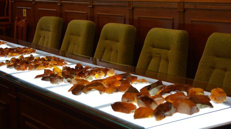 Більше пів тони сонячного каменю купили на першому в Україні аукціоні з продажу бурштину Більше пів тони сонячного каменю купили на першому в Україні аукціоні з продажу бурштину