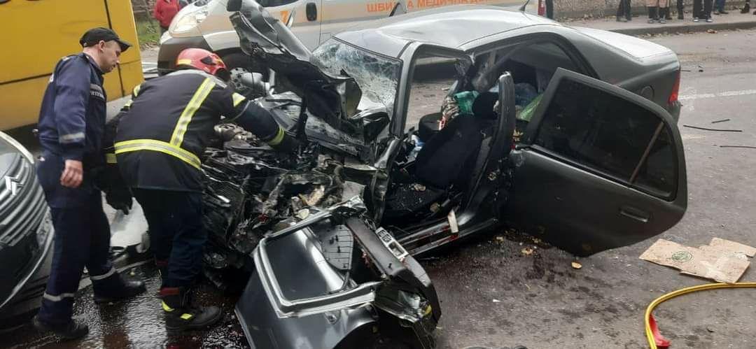 В Рівному зіткнулося три автівки, є загиблі