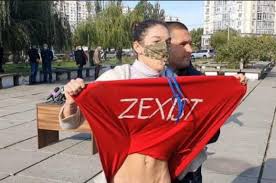 Зеленського зустріла активістка Femen без спідньої білизни (ВІДЕО)