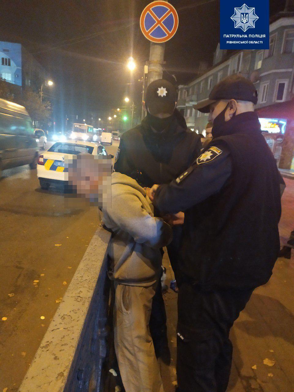 В Рівному затримали чоловіка, який бив собаку