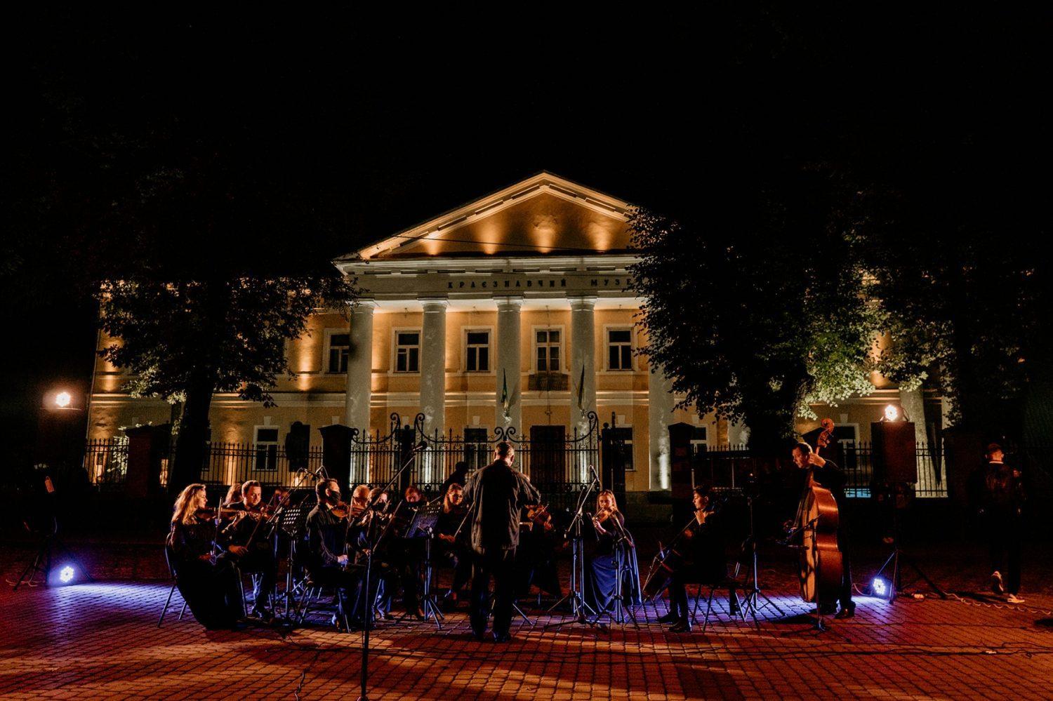 #Подаруй_світло: у Рівному підсвітили одразу дві історичні споруди