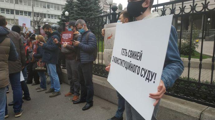 Протести: люди стягують шини до Конституційного суду і палять фаєри