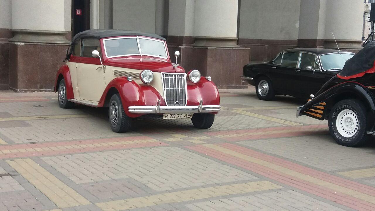 У центрі Рівного презентують ретро автомобілі (фото)