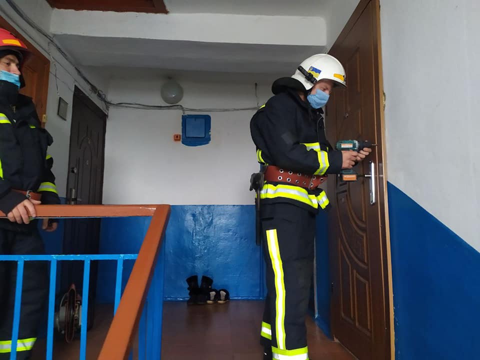 Дубровицькі рятувальники допомагали власниці квартири відкрить двері