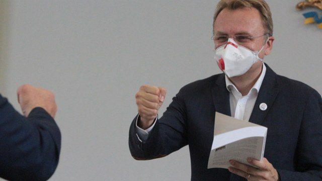 Мер Львова Садовий прийшов на виборчу дільницю із закордонним паспортом