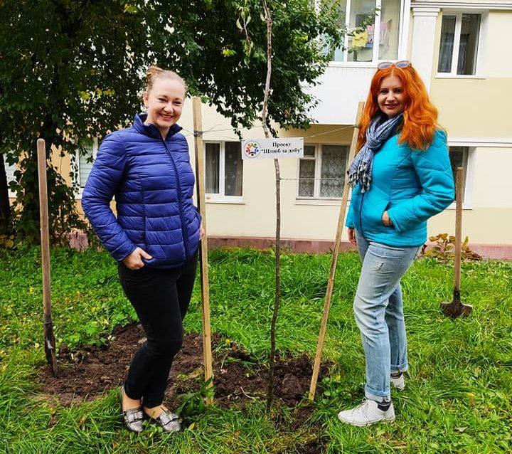 Біля МБК висадили сакури (ФОТО)