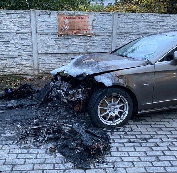 Директору Рівнеоблводоканалу вночі спалили авто (фото) Директору Рівнеоблводоканалу вночі спалили авто (фото)