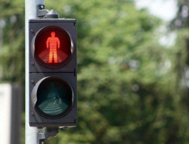 У центрі Рівного – транспортні затори…через світлофор (ВІДЕО)