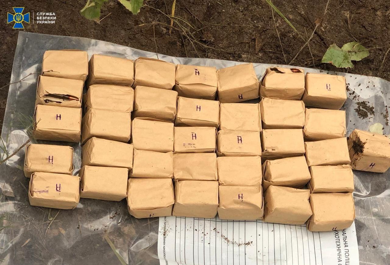 СБУ викрила на Рівненщині схрон із боєприпасами та вибухівкою (ФОТО)
