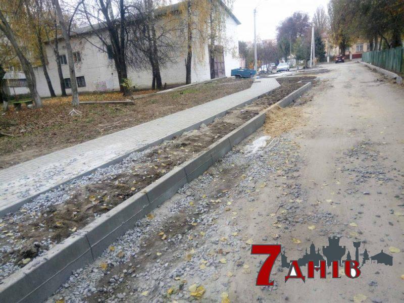 У Рівному неподалік ліцею та садочка облаштовують пішохідну доріжку