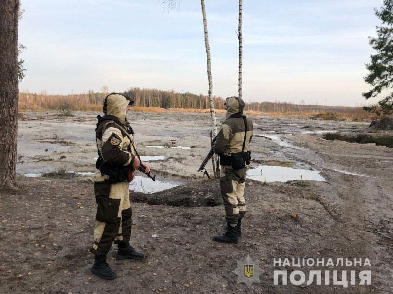Цілодобові пости та профілактичні рейди: на Рівненщині борються з копачами бурштину