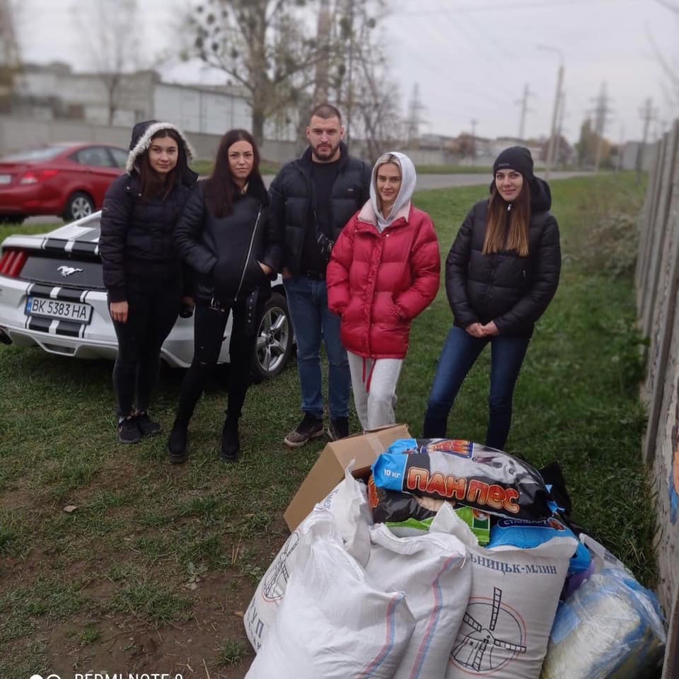 Благодійники з Рівного завітали до притулку для тварин у Здолбунові