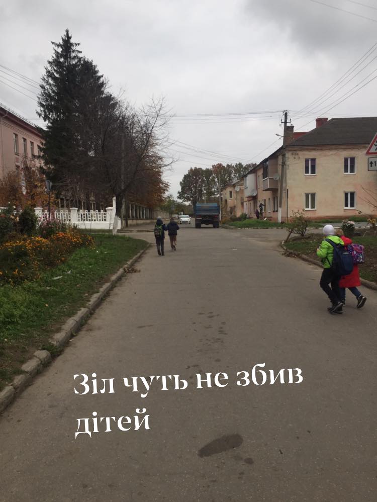 У Здолбунові «ЗІЛ» ледве не переїхав школярів