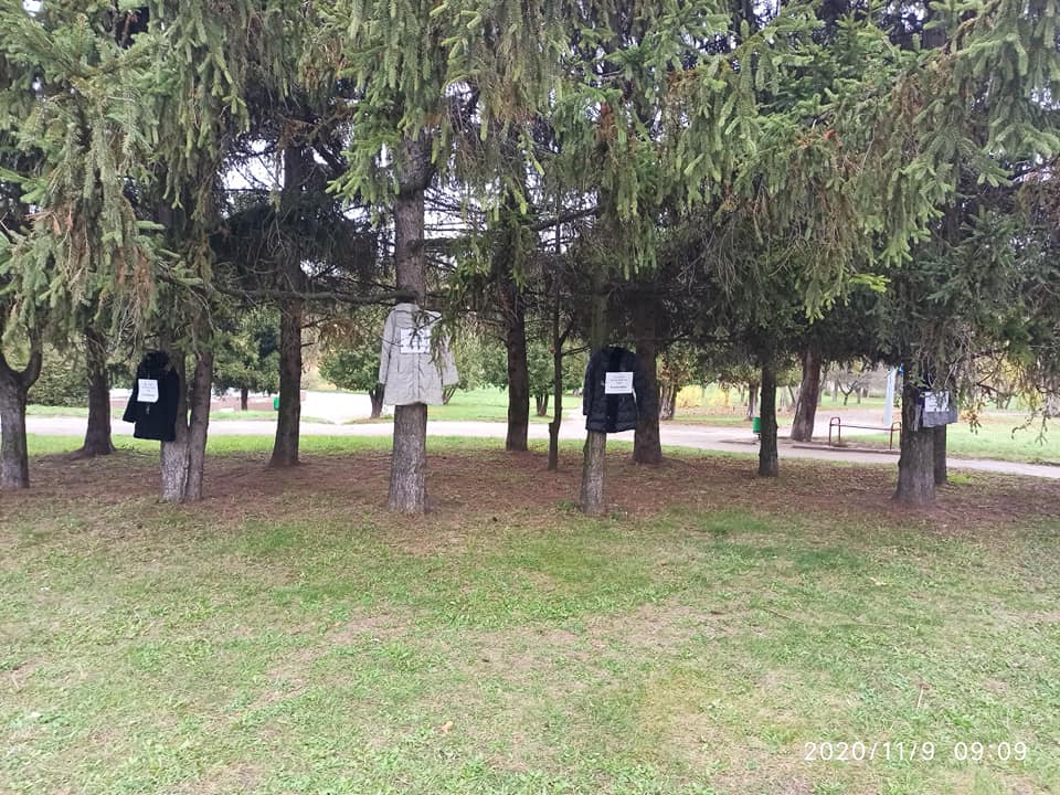 Рівнянка розвішує одяг на деревах