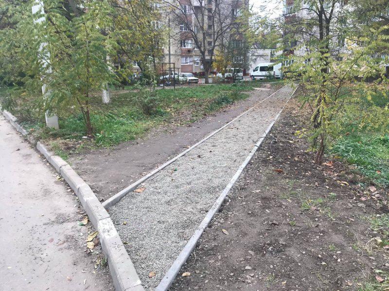 Після програшу на виборах кандидат забрав з двору багатоповерхівки бруківку