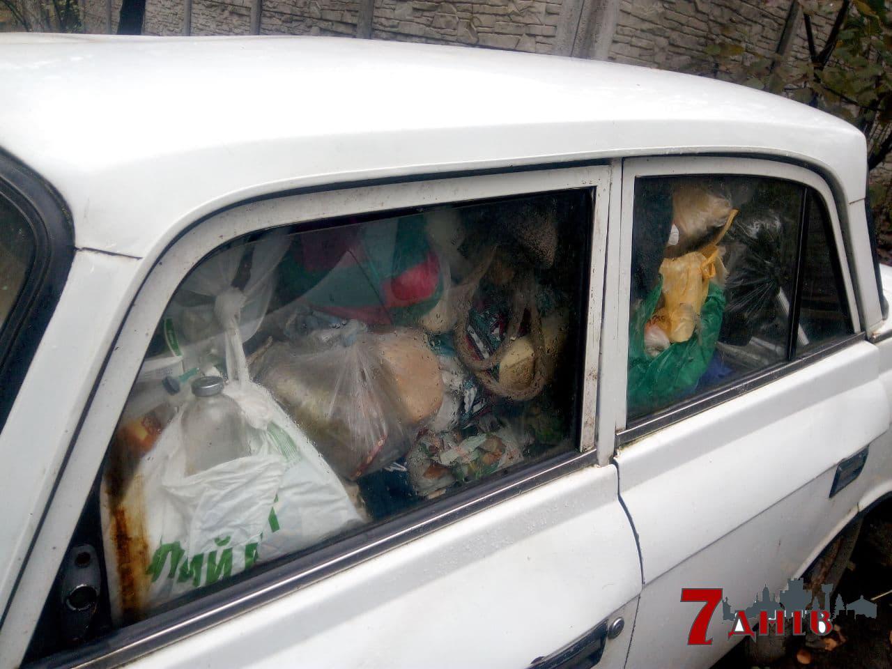 У Рівному в машині влаштували сміттєзвалище (ФОТОФАКТ)