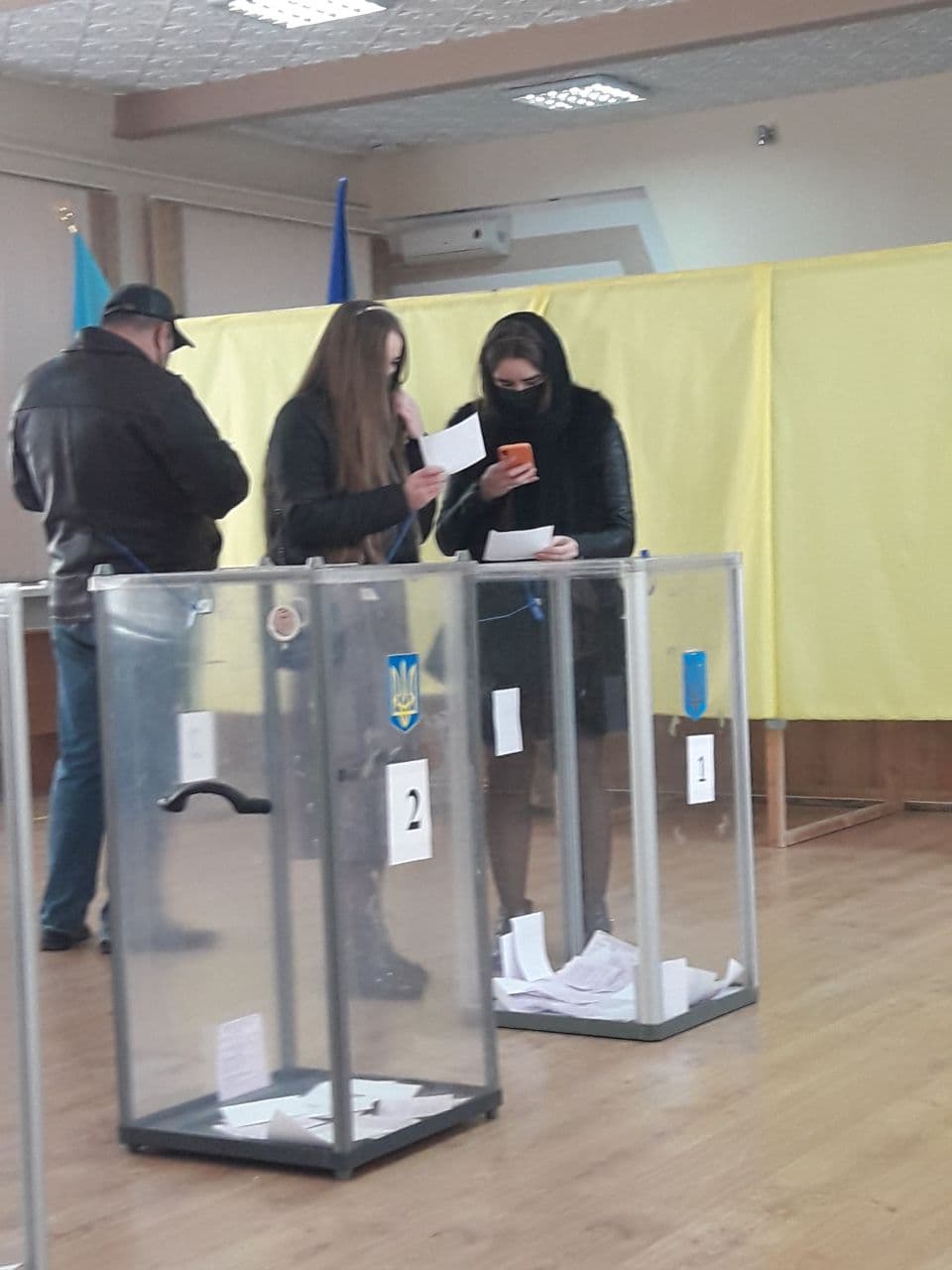 На виборчих дільницях у Рівному фіксують нові випадки ймовірного фотографування бюлетенів