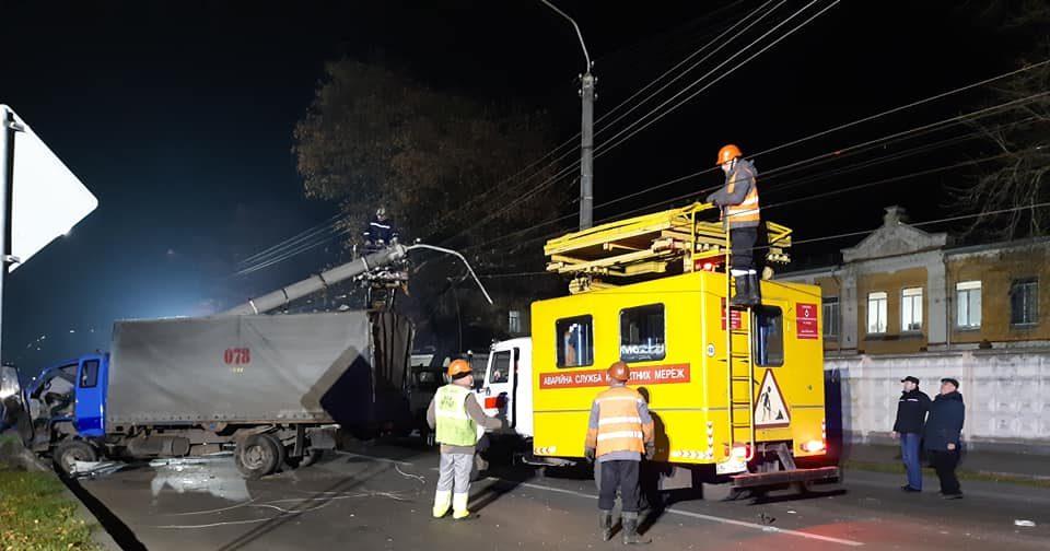 Поліція з’ясовує обставини ДТП в Рівному, через яку впала електроопора