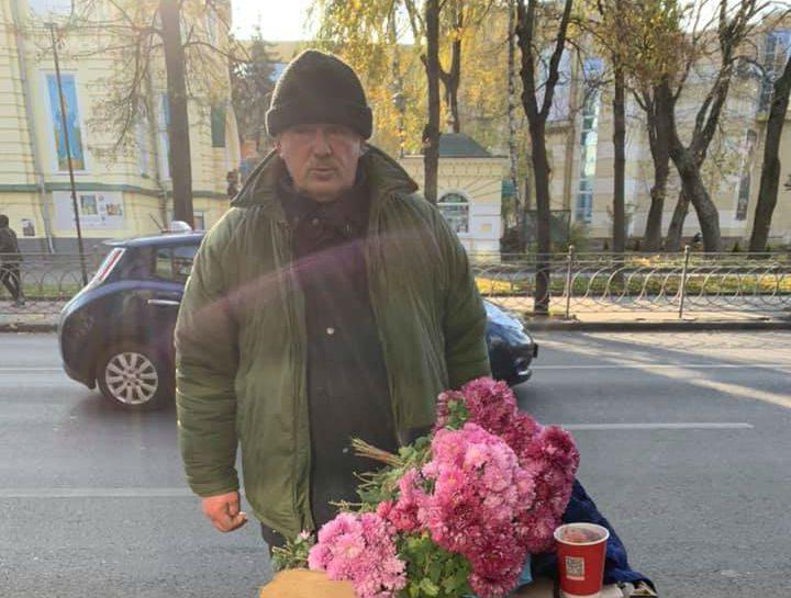 У центрі Рівного безхатько, який жив у Парижі просить теплий одяг