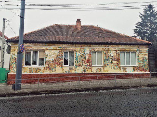 У Луцьку “зачарований будинок” став розмальованим