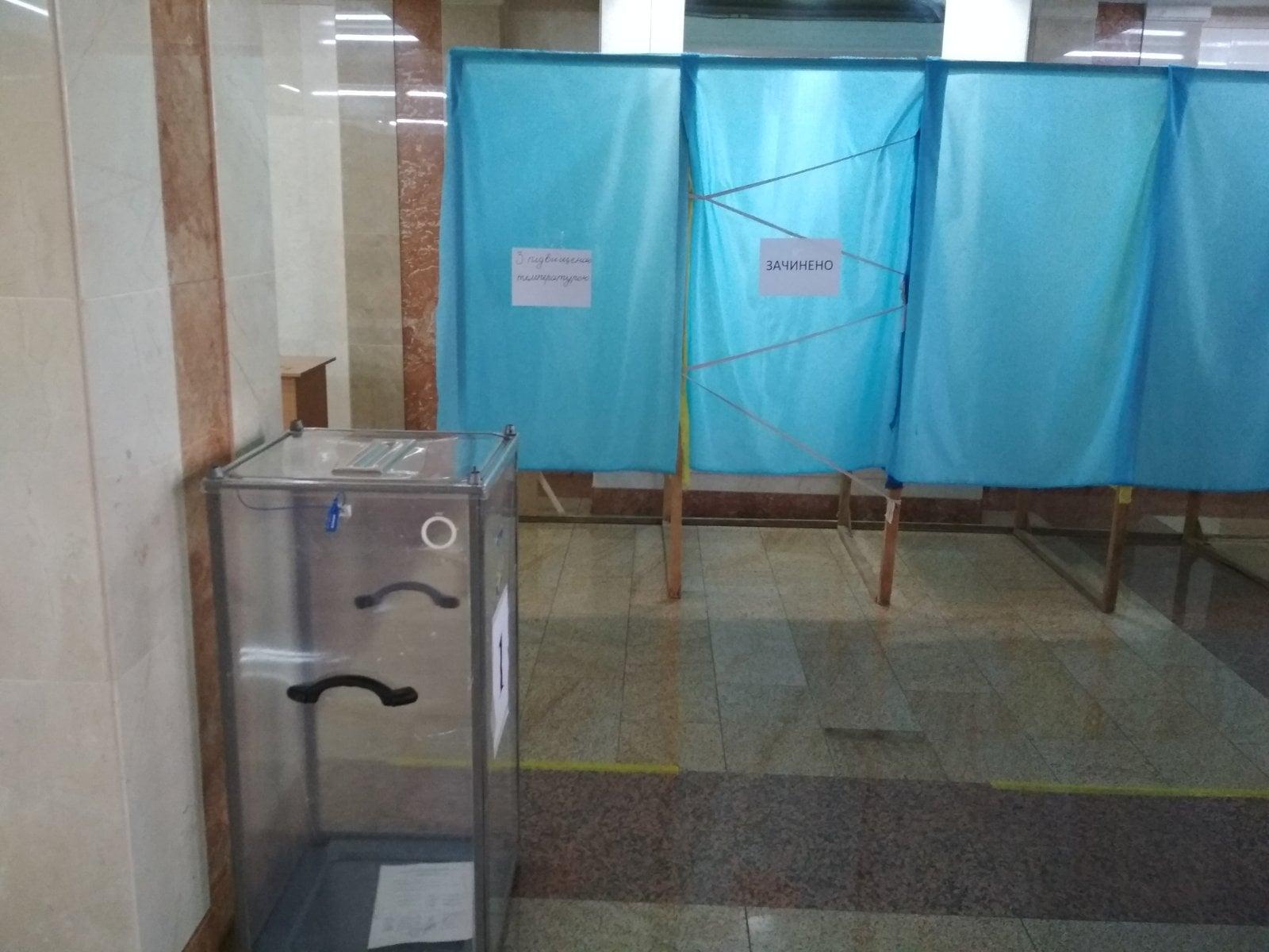 «Зачинена» кабінка та нетвереза жінка: як проходить голосування у Рівному