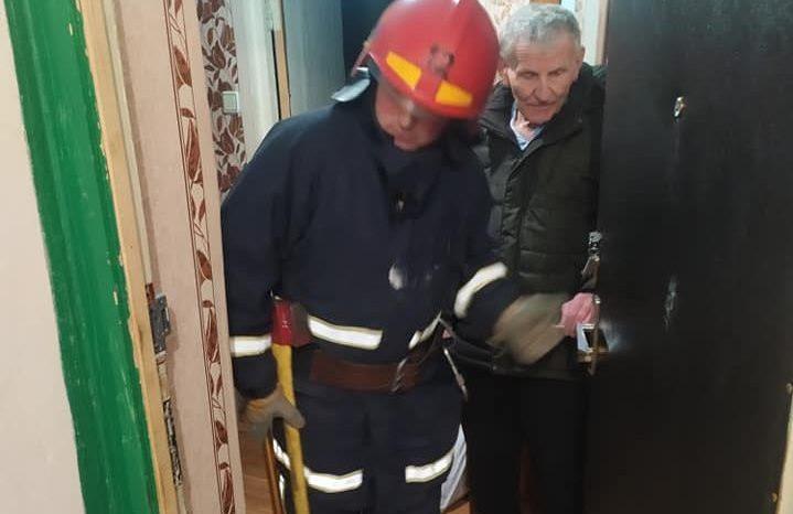 У Вараші рятувальники спецзасобами відчиняли двері в квартиру