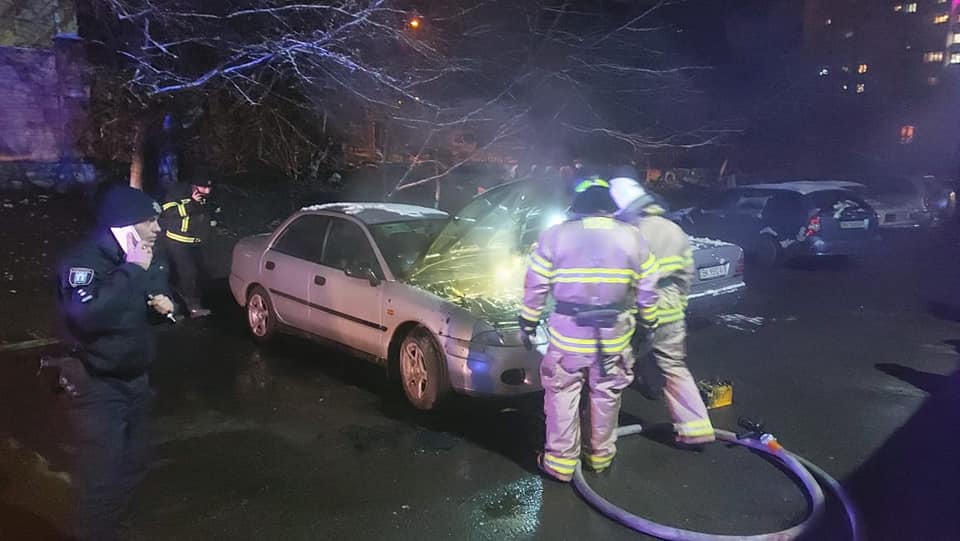 У Рівному горів автомобіль