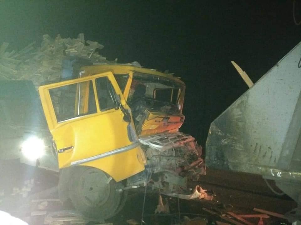 Потрійна ДТП на Рівненщині: травмованого пасажира вантажівки звільняли рятувальники